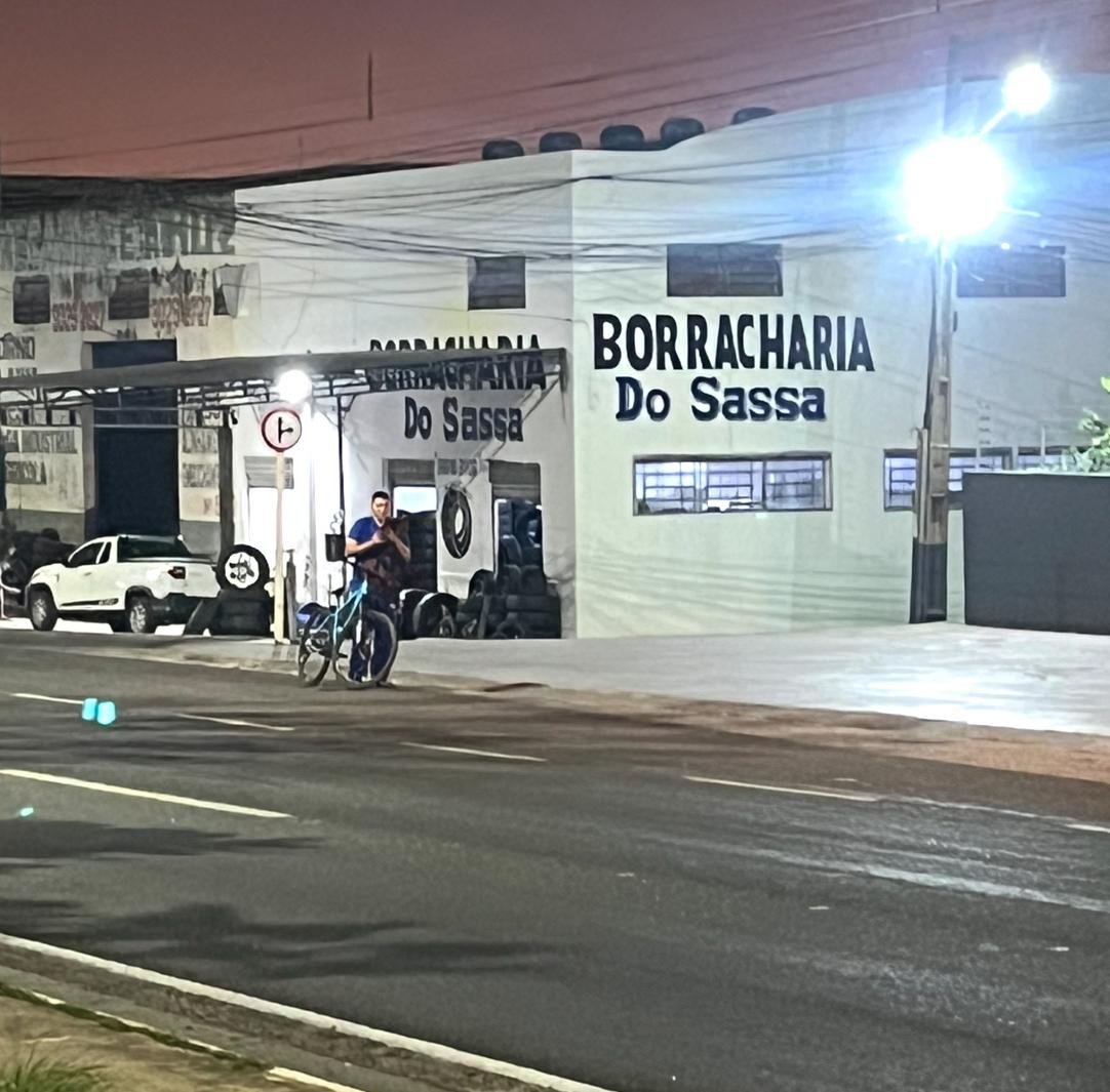 Fachada noturna da Borracharia Do Sassa — Várzea Grande MT
